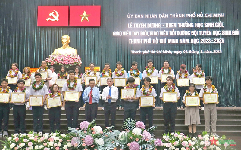 TP Hồ Chí Minh tuyên dương học sinh giỏi và giáo viên tiêu biểu