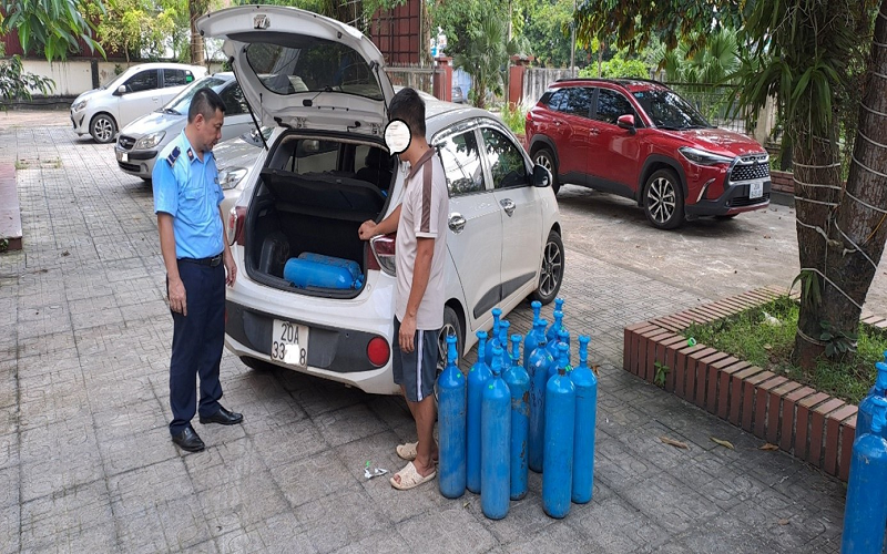 Thái Nguyên: Thu giữ 27 bình kim loại nghi là chứa khí N2O