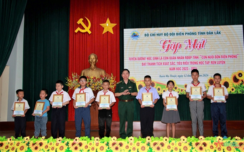 Bộ Chỉ huy Bộ đội Biên phòng tỉnh Đắk Lắk: Gặp mặt tuyên dương học sinh có thành tích trong học tập