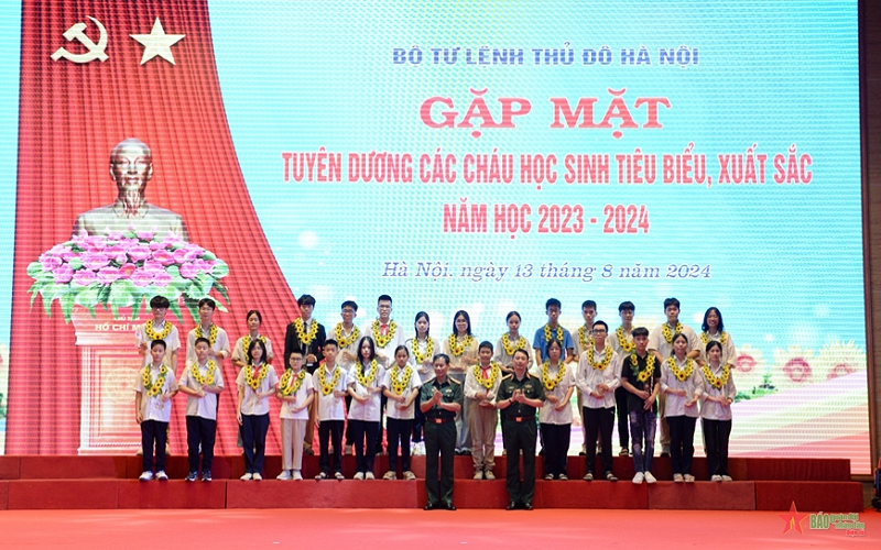 Bộ tư lệnh Thủ đô Hà Nội tuyên dương các cháu học sinh tiêu biểu, xuất sắc năm học 2023 - 2024