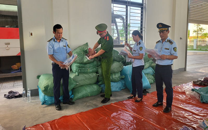 Hà Tĩnh: Tạm giữ số lượng lớn sản phẩm may mặc sẵn không rõ nguồn gốc, xuất xứ