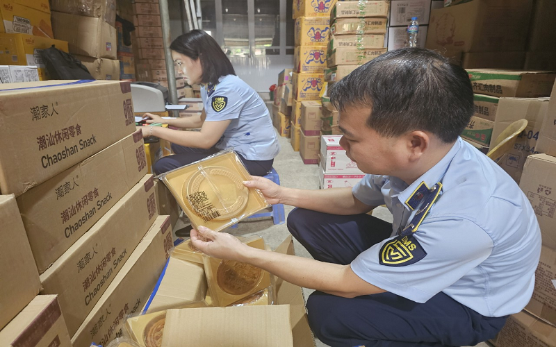 Tạm giữ hàng trăm bánh trung thu có dấu hiệu nhập lậu