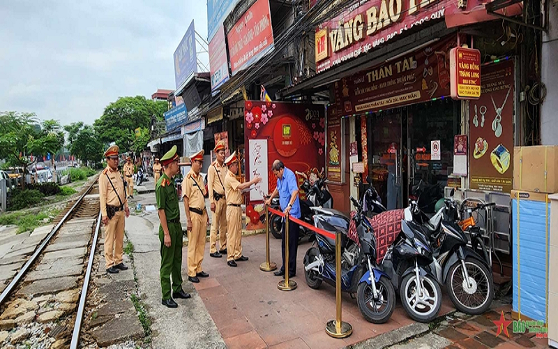 Xử lý vi phạm an toàn giao thông đường sắt tại Hà Nội