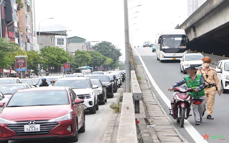 Hà Nội: Tăng cường xử lý xe máy đi trên đường Vành đai 3 trên cao