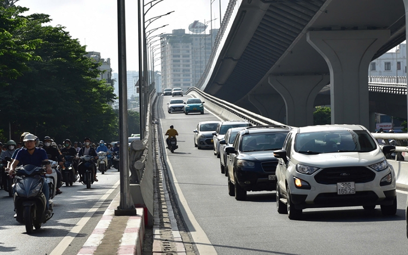 An toàn giao thông: Bất chấp nguy hiểm, xe máy lưu thông vào đường cấm