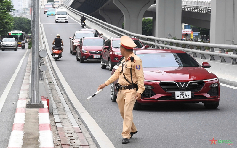 Hà Nội: Kiên quyết xử lý xe máy đi trên đường Vành đai 2 trên cao