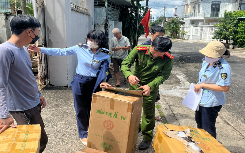 Kon Tum: Khám phương tiện vận tải, phát hiện hàng hóa là thực phẩm không rõ nguồn gốc xuất xứ