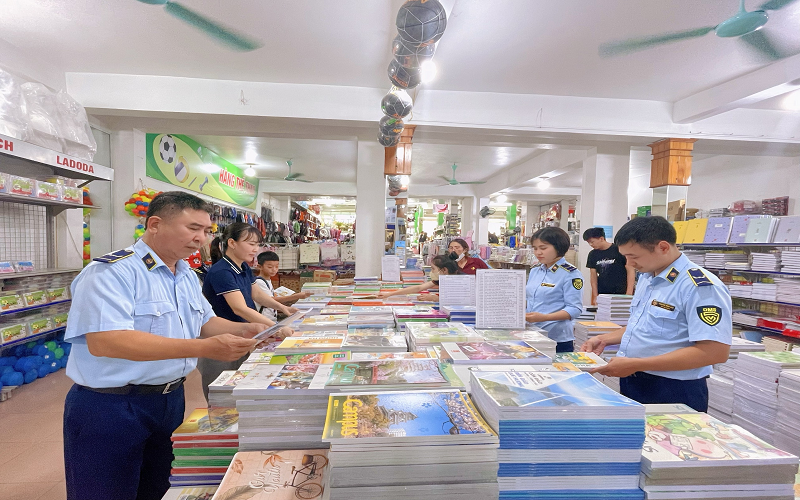 Điện Biên: Tăng cường kiểm tra mặt hàng sách giáo khoa, đồ dùng học sinh trước thềm năm học mới 2024-2025