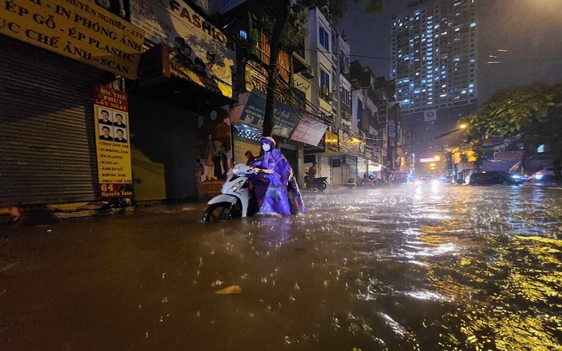 Hà Nội: Mưa lớn tối 22-8, nhiều khu vực bị ngập úng cục bộ