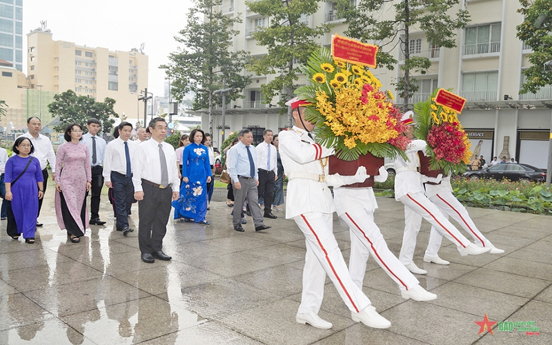 Lãnh đạo TP Hà Nội, TP Hồ Chí Minh dâng hương Chủ tịch Hồ Chí Minh, Chủ tịch Tôn Đức Thắng