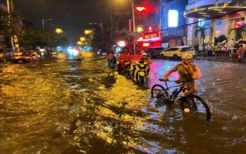 TP Hà Nội: Mưa to, cảnh báo ngập úng trên nhiều tuyến phố