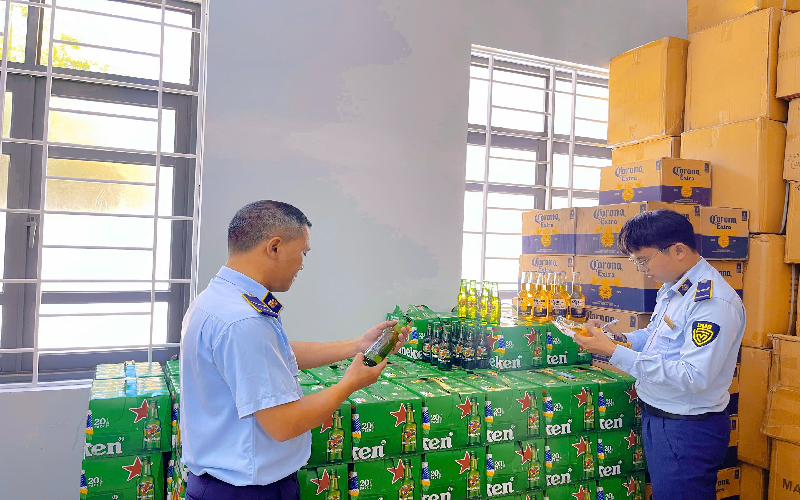 Tạm giữ lượng lớn bia Heineken, Corona không có hóa đơn, chứng từ hợp pháp kèm theo