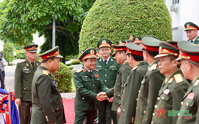 Lễ đón chính thức Thượng tướng Trịnh Văn Quyết và đoàn đại biểu chính trị cấp cao QĐND Việt Nam tại Lào