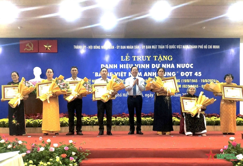 TP Hồ Chí Minh: Truy tặng 7 Bà mẹ Việt Nam anh hùng