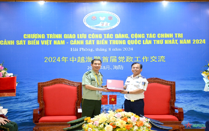 Đoàn đại biểu Cảnh sát biển hai nước Việt Nam-Trung Quốc thăm Bộ tư lệnh Vùng Cảnh sát biển 1