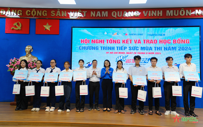 Trao 35 suất học bổng “Tiếp sức mùa thi” tặng tân sinh viên hoàn cảnh đặc biệt khó khăn