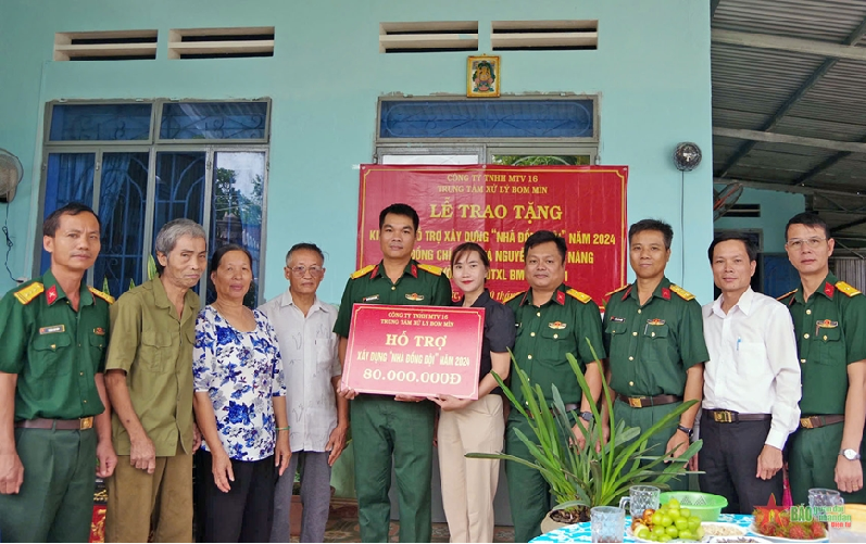 Binh đoàn 16 trao tặng kinh phí hỗ trợ xây dựng "Nhà đồng đội"