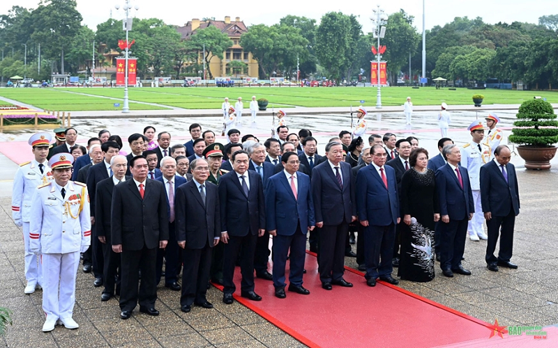 Lãnh đạo Đảng, Quốc hội, Nhà nước, Quân đội vào Lăng viếng Chủ tịch Hồ Chí Minh