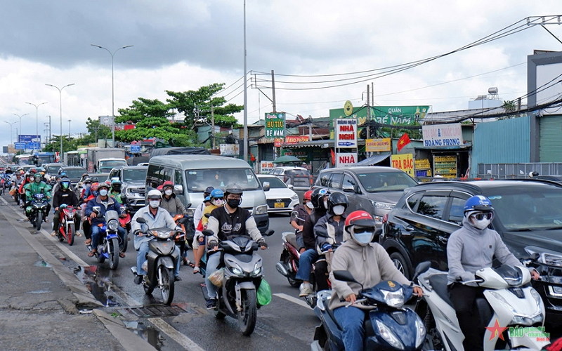 Người dân trở về TP Hồ Chí Minh ở cửa ngõ phía Tây ngày càng đông đúc