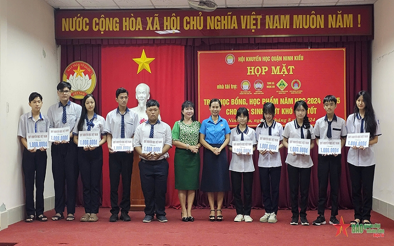 Cần Thơ: Gần 3,9 tỷ đồng tặng học sinh có hoàn cảnh khó khăn đầu năm học mới