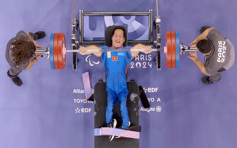 Paralympic Paris 2024: Lực sĩ Lê Văn Công giành huy chương đồng ở hạng cân 49kg