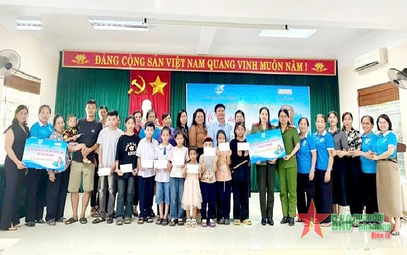 Thanh Hóa: Gần 2.200 trẻ mồ côi, có hoàn cảnh đặc biệt khó khăn được tặng quà đầu năm học mới