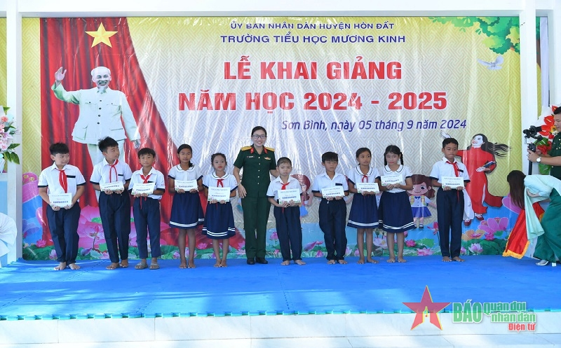 Phụ nữ lực lượng vũ trang Quân khu 9: Nâng bước em tới trường