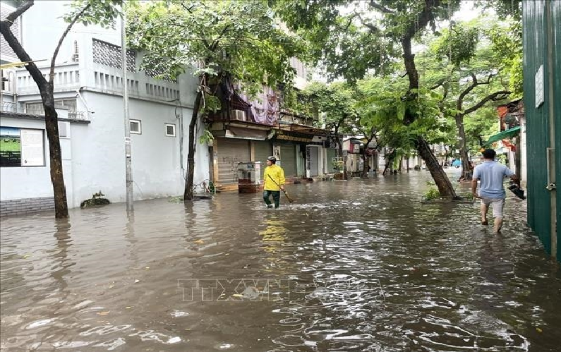 Cảnh báo mưa lớn kèm dông sét ở khu vực Hà Nội