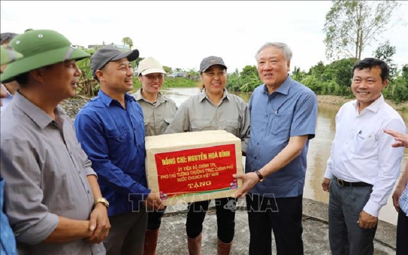 Phó thủ tướng Thường trực Chính phủ Nguyễn Hòa Bình kiểm tra công tác khắc phục hậu quả bão số 3 tại Thái Bình