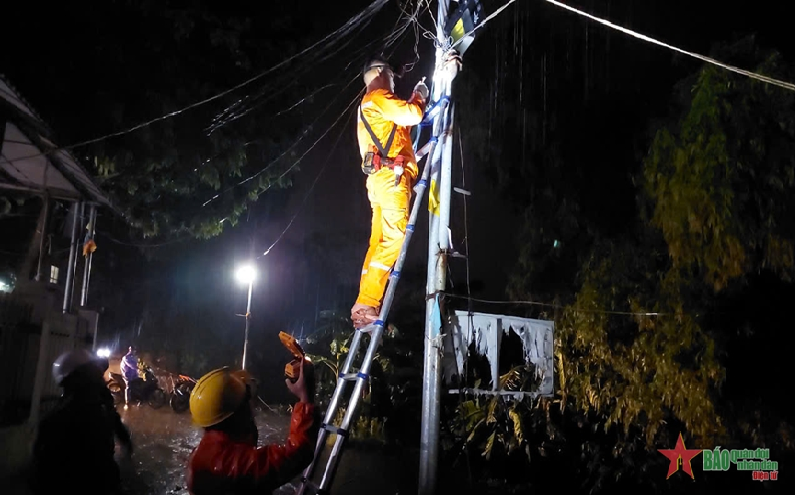 Vụ sập cầu Phong Châu: Lực lượng cứu hộ tích cực thực hiện nhiệm vụ trong đêm