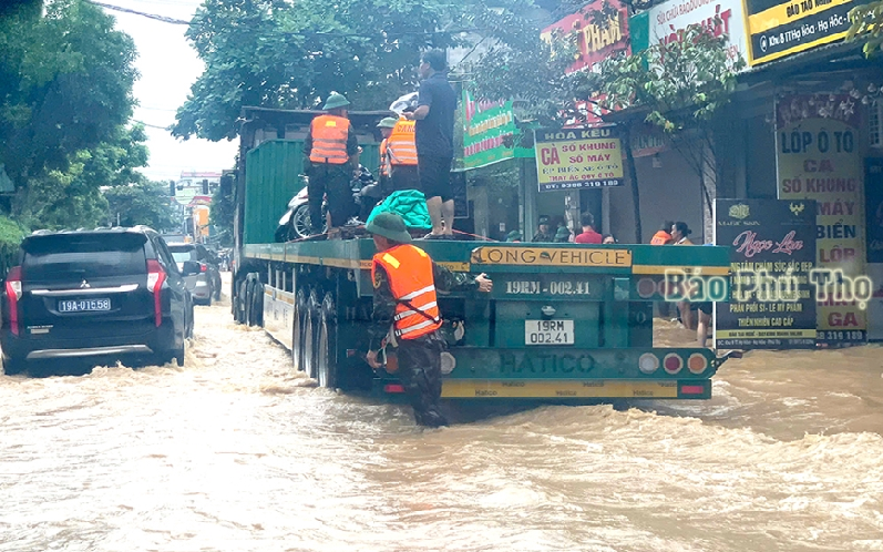 Phú Thọ: Nước lũ tràn đê, sơ tán dân ở thị trấn Hạ Hòa