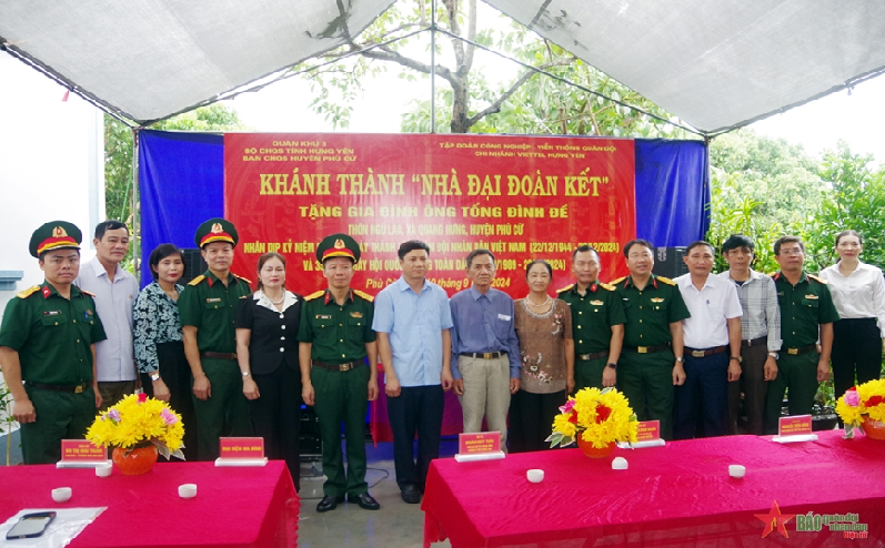 Ban Chỉ huy Quân sự huyện Phù Cừ (Hưng Yên) phối hợp tổ chức bàn giao nhà Đại đoàn kết