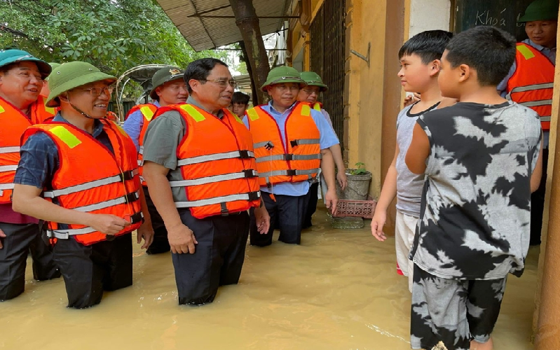 Hình ảnh Thủ tướng Phạm Minh Chính thị sát tình hình lũ lụt tại tỉnh Bắc Giang