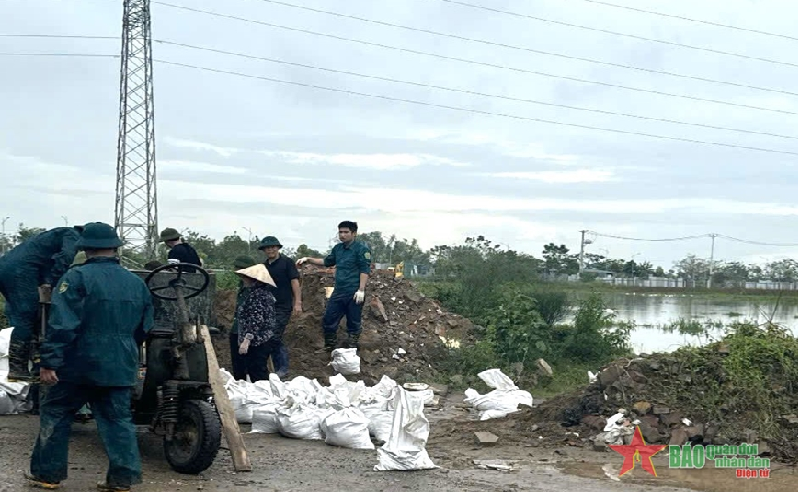 Căng mình đắp đê ngăn lũ tại huyện Thanh Trì