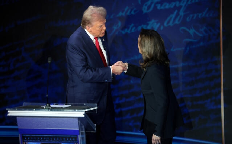 Bầu cử Mỹ 2024: Hành động bất ngờ trên truyền hình giữa bà Kamala Harris và ông Donald Trump