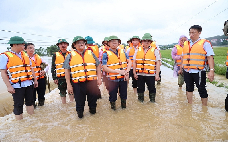 Thủ tướng chỉ đạo bảo đảm an toàn đê điều, hồ đập; triển khai phương tiện, kể cả trực thăng, hỗ trợ người dân