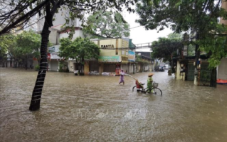 Hà Nội: Nhiều đoạn đê xung yếu được đắp cao ngăn lũ dữ