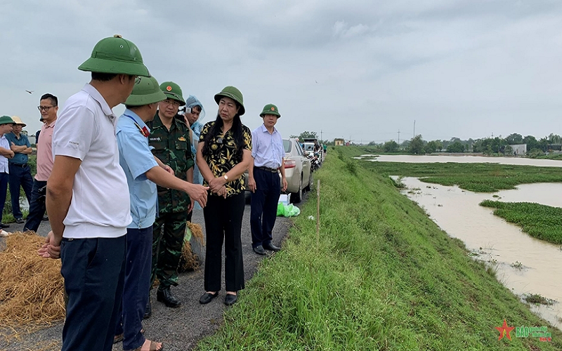 Chủ tịch Ủy ban MTTQ Việt Nam TP Hà Nội Nguyễn Lan Hương kiểm tra phòng chống bão, lũ tại thị xã Sơn Tây