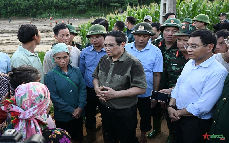 Thủ tướng Phạm Minh Chính động viên các lực lượng tìm kiếm cứu nạn tại Làng Nủ (Lào Cai)