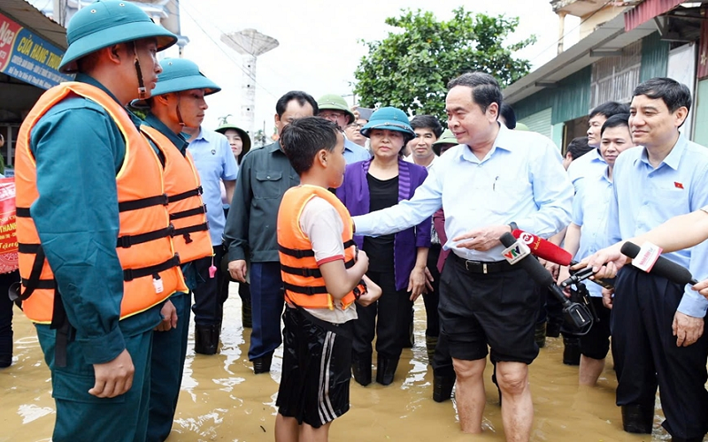 Chủ tịch Quốc hội Trần Thanh Mẫn kiểm tra, chỉ đạo khắc phục hậu quả bão số 3 và mưa lũ tại Thái Nguyên