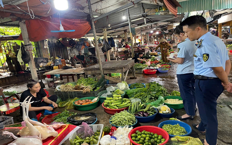 Cục QLTT tỉnh Ninh Bình tăng cường công tác kiểm tra, giám sát tại các chợ dân sinh, siêu thị trên địa bàn tỉnh