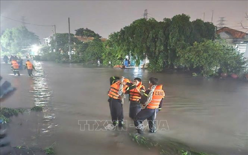 Bình Dương: Một phụ nữ tử vong do mưa lớn cuốn trôi ô tô