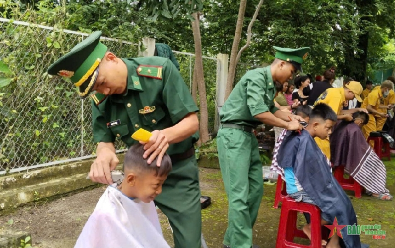 Bộ đội Biên phòng tỉnh Đắk Lắk trao quà Trung thu tặng trẻ em khó khăn biên giới