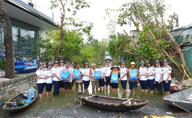 Phụ nữ Cảnh sát biển Việt Nam thăm, tặng quà các gia đình bị ảnh hưởng bởi cơn bão số 3