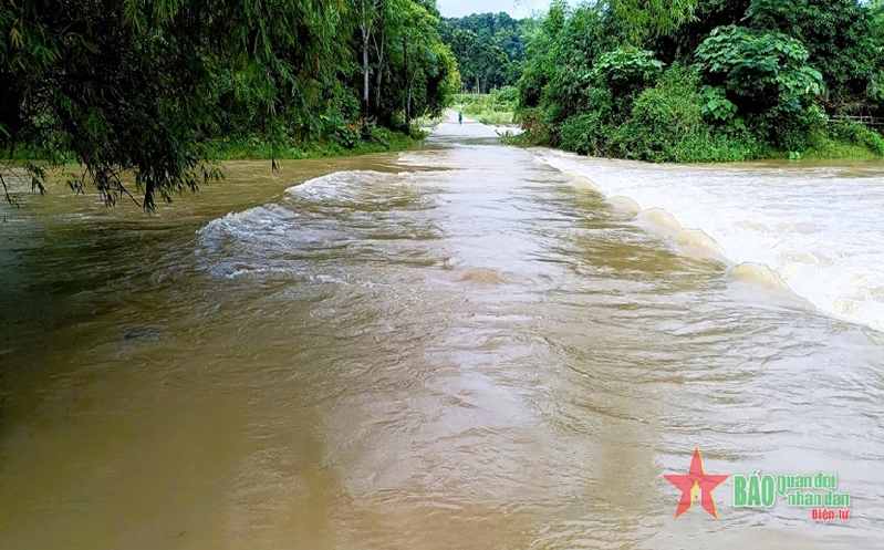 Mưa lũ, sạt lở gây ách tắc giao thông cục bộ