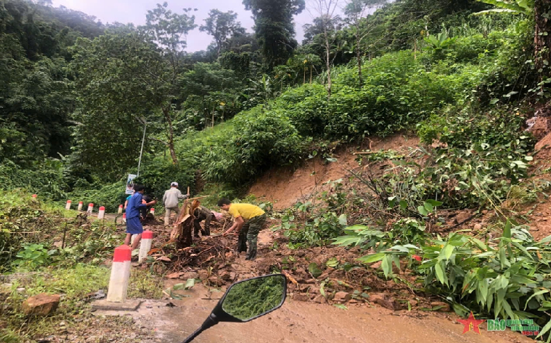 Quảng Nam: Sạt lở tại huyện miền núi Nam Trà My, di dời khẩn hàng chục hộ dân