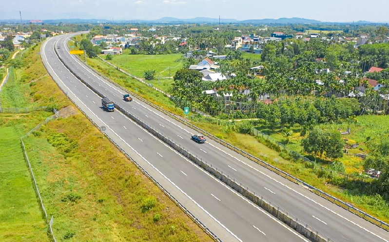 Kiểm tra, xử lý các vị trí hư hỏng trên cao tốc Đà Nẵng - Quảng Ngãi