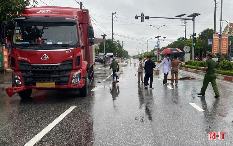 Hà Tĩnh: Hai người tử vong sau va chạm liên hoàn trên quốc lộ 8