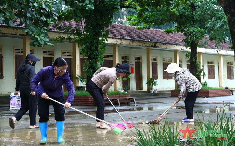 Tập trung xử lý môi trường, tổng dọn vệ sinh ở "rốn lũ" Tân Hóa (Quảng Bình)