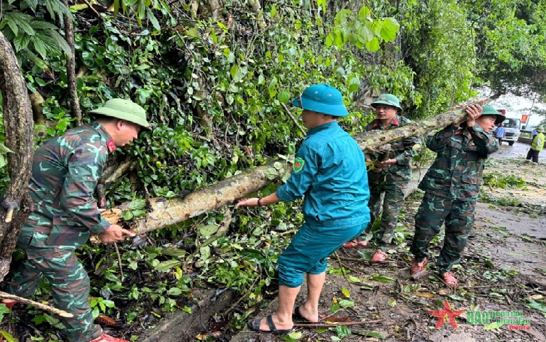 Nghệ An: Lực lượng vũ trang huyện Con Cuông tham gia khắc phục sạt lở tại Quốc lộ 7A